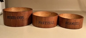Vintage Set 3 Wood Bowls Potato Chips/Peanuts/Pretzels Mid Century Barware MCM - Foto 1 di 18