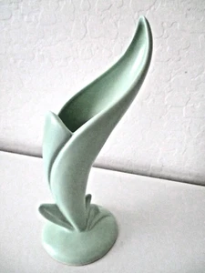 Graceful Vintage Beauceware Lime Green Vase c.1950s 9" Canada Leaf Design AZ57 - Picture 1 of 10