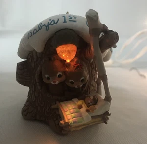 1994 Hallmark Babys erstes Weihnachtsornament Licht & Musik magische Eichhörnchen - Bild 1 von 12