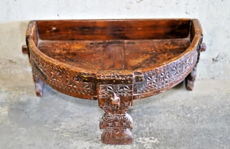 Antigua mesa de centro india de teca Chakki siglo XIX Foto 1 de 4