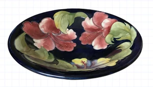 Walter Moorcroft Pottery Hibiscus Footed Bowl 9.5 in Elegant Floral Vintage - Picture 1 of 9