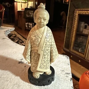 Figura de colección de hombre asiático tallada en imitación marfil adoración 7,5"" WONY Italia - Imagen 1 de 12