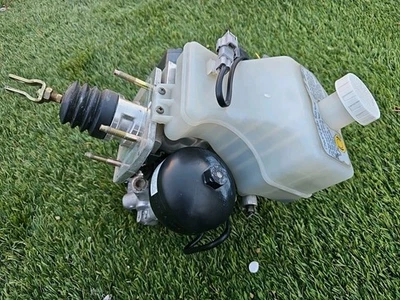 2001-2002 MITSUBISHI MONTERO ABS BRAKE BOOSTER MASTER CYLINDER PUMP - Image 1 of 4