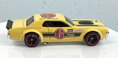 Hot Wheels 1968 Mercury Cougar 2012 blanco amarillo 1:64--suelto Foto 1 de 3