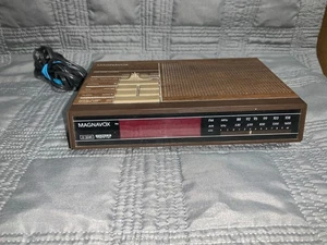Radio orologio digitale vintage Magnavox D-3240 retrò venatura legno con manuale, FUNZIONANTE - Foto 1 di 6