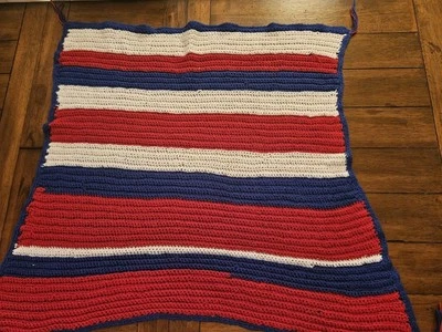 Manta de regazo afgana tejida a ganchillo rojo blanco azul 31x33 vintage 4 de julio Foto 1 de 3