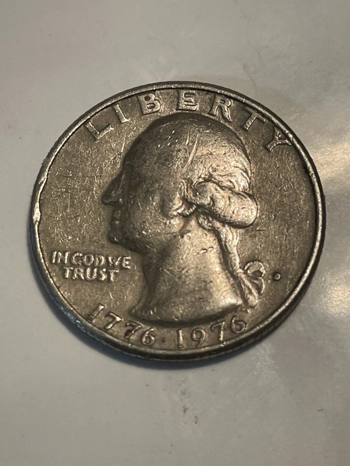 Marca de ceca del cuarto D del bicentenario 1776-1976 circulada con error relleno Foto 1 de 3