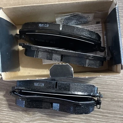 Pastillas de freno de disco delanteras de cerámica Akebono ProACT para Voyager Grand Caravan Liberty Foto 1 de 3