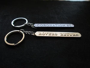 BOTH Coronation Street FAN souvenir keyrings ROVERS RETURN AND STREET SIGN BNIB - Foto 1 di 6