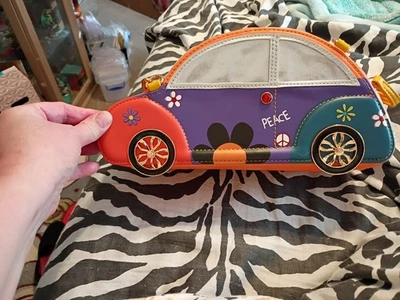 Monedero Paz y Amor en Forma de Coche de Insecto de Amor también conocido como el Cartera Volkswagen Beetle Foto 1 de 4