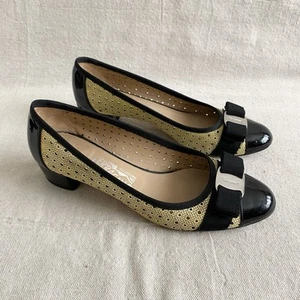 Salvatore Ferragamo Vara Bow Pumps Black Cream Patent Leather Women's Size 8.5 B - Picture 1 of 18