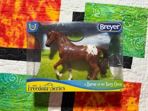 Caballo Breyer #937 Castaño Appaloosa Serie Libertad Nuevo - Imagen 1 de 5