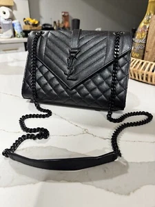 Borsa SAINT LAURENT busta trapuntata media in pelle nera goffrata - Foto 1 di 3