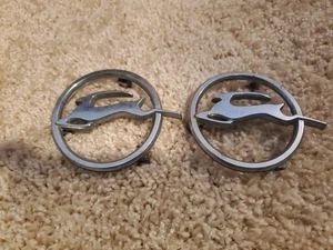 Chevy Impala 1963 vintage par de emblemas 3 1/4" - Imagen 1 de 3