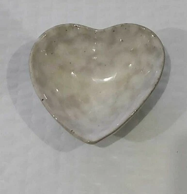 Prato de coração Creative Co-Op DA8408 grés 3,25" x 3" - Imagem 1 de 3