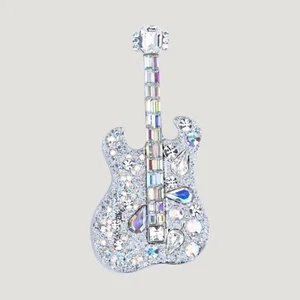 Butler and Wilson AB Crystal Guitar Brooch Nuevo músico de rock & roll - Imagen 1 de 2
