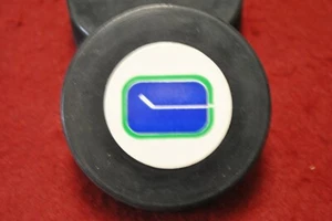 NHL VANCOUVER CANUCKS HOCKEY PUCK RETRO VUOTO - Foto 1 di 3