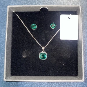 NEU NIC & SYD SWAROVSKI HALSKETTE MIT ANHÄNGER UND GRÜNEN KRISTALLEN  - Bild 1 von 4