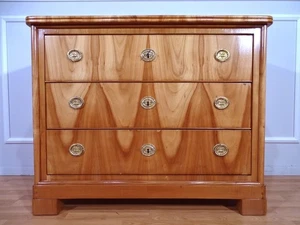 HANNIS ANTIQUE STORE / SCHÖNE BIEDERMEIER KOMMODE UM 1850 / KIRSCHBAUM FURNIER - Bild 1 von 12