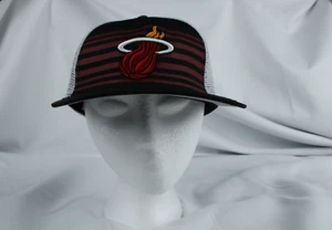 Miami Heat Truckermütze Kappe Druckknopflasche schwarz bunt weiß Mesh NBA Freizeitkleidung - Bild 1 von 6