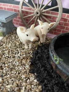 1/12th Dolls House Miniature Two Tiny Piglets Pink NEW Farmyard Pig Animal 5741 - Picture 1 of 9