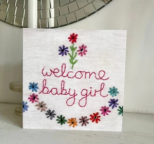WILLKOMMEN BABY MÄDCHEN KARTE; VINTAGE STIL; MULTI/CREME STICKEREI; VINTAGE; GÄNSEBLÜMCHEN - Bild 1 von 6