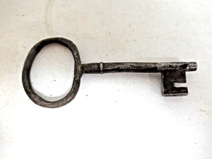 ANTIGUO COFRE DE DUCHA DE HIERRO FORJADO HECHO A MANO, BAÚL DE INMIGRANTE, ETC. LLAVE 4" - Imagen 1 de 4
