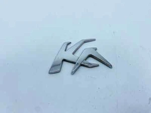 SCRITTA FORD KA LOGO EMBLEMA SIGA BADGE FREGIO POSTERIORE ORIGINALE - Foto 1 di 5