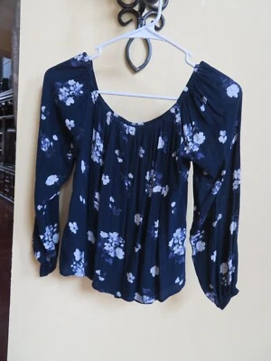 HOLLISTER BLUE TOP WITH FLOWERS SZ: XS - Image 1 of 2