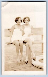 1920 JOSEPHINE & VERA AT THE PIER DOS BUENAS CHICAS SALIERON MAL INSTANTÁNEA ANTIGUA - Imagen 1 de 2