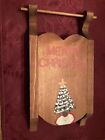 Traîneau en bois avec joyeux Noël et arbre Chr peint dedans 