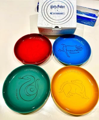 LE CREUSET X PLATOS REDONDOS DE POSTRE CASAS HARRY POTTER HOGWARTS Foto 1 de 4