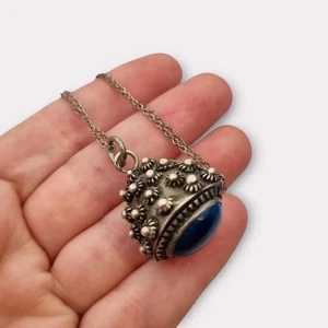 Colgante étnico vintage años 80 de plata con cabujón azul y decoración granulada - Foto 1 di 10