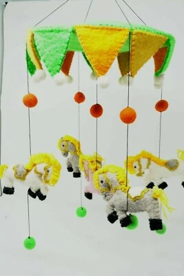 Carrusel de fieltro hecho a mano colgante/decoración de guardería/niños  Foto 1 de 4