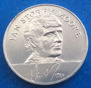 VINTAGE GREAT IAN STOREY MOORE ENGLAND 1970 WORLD CUP SQUAD ESSO COIN - Picture 1 of 2