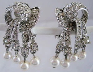 "PENDIENTES RICHILIEU ESTRÁS Y PERLAS FALSAS CLIP EN TONO PLATEADO 1 1/4"" x 3/4"" - Imagen 1 de 3