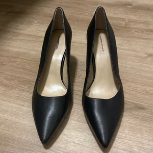 Ann Taylor Eryn Pointed Toe Black Leather Stiletto Heel Pump Size 9.5 NWOT - Picture 1 of 7