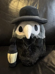 "Juguete de peluche aplastable de 10"" PLAGUE DOCTOR negro con sombrero y linterna" - Imagen 1 de 7