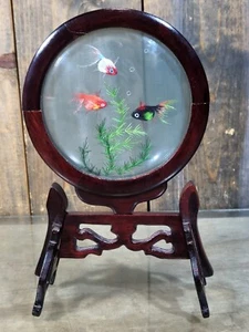 Arte asiático vintage decoración bordado seda pescado vidrio/madera parece una pecera - Imagen 1 de 7