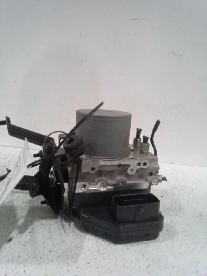 2014 INFINITI Q50 ABS Pump & Motor Assembly OEM 476604GE0D 100K Miles Foto 1 de 4