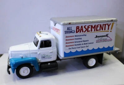for FIRST GEAR 1957 INTERNATIONAL R-SERIES DRY GOODS VAN 1/24 DIECAST MODEL - Image 1 of 4