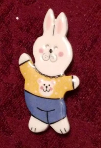 Handarbeit KERAMIK OSTERHASE HASE ANSTECKNADEL weiß Porzellan gelb & blau süß! - Bild 1 von 3