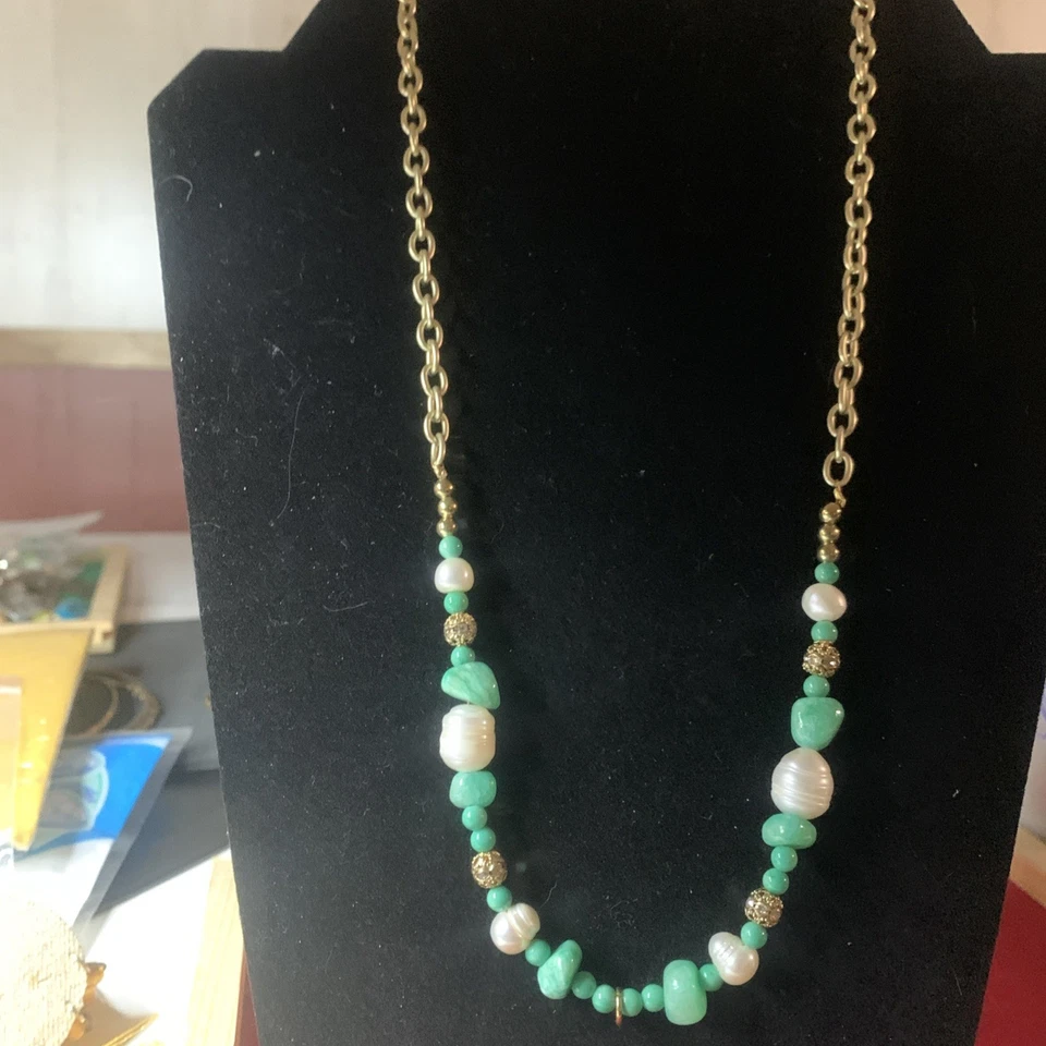 Collar de perlas reales y cuarcita teñida con detalles dorados y cadena Foto 1 de 1