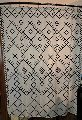 CORTINA DE CHUVEIRO GEOMÉTRICA PRETA E BRANCA 72" x 70" com 12 ganchos de cortina de bola de rolo - Imagem 1 de 4