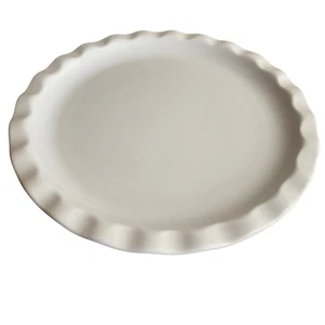 Plato de exhibición francés Emile Henry France 6133 plato de tarta blanco estriado con volantes redondo - Imagen 1 de 11