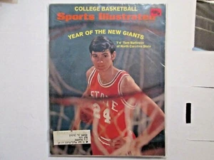 1971 Sports Illustrated College Basketball w/N.C State Tom Burleson - Picture 1 of 1