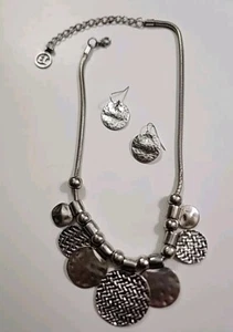 Gehämmerte Scheiben Halskette & Haken Ohrringe silberfarben Erica Lyons LESEN - Bild 1 von 13