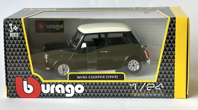 Bburago 1/24 Mini Cooper (1969) British Racing Green Model Car #22011G - Image 1 of 4