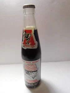 Bottiglia Coca Cola commemorativa Paul "Bear" Bryant Crimson 315 Wins Tide - mai aperta - Foto 1 di 5