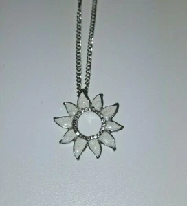 Colgante de girasol blanco de 1"" y cadena de 17"" relleno de plata hermoso brillo - Imagen 1 de 4